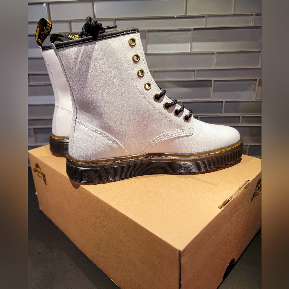 Dr. Martin's, size 7 womens/ size 6 mens, white